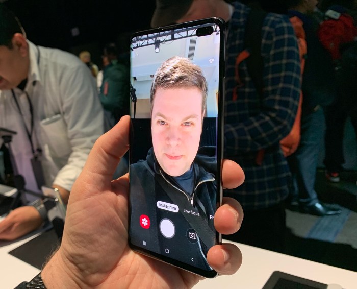 Samsung galaxy s10 face unlock beaten photo