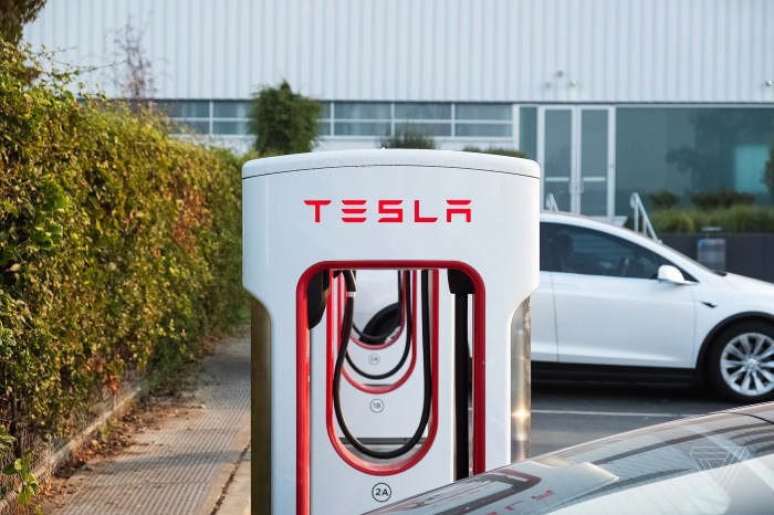 Teslas third generation supercharger 250kw charging